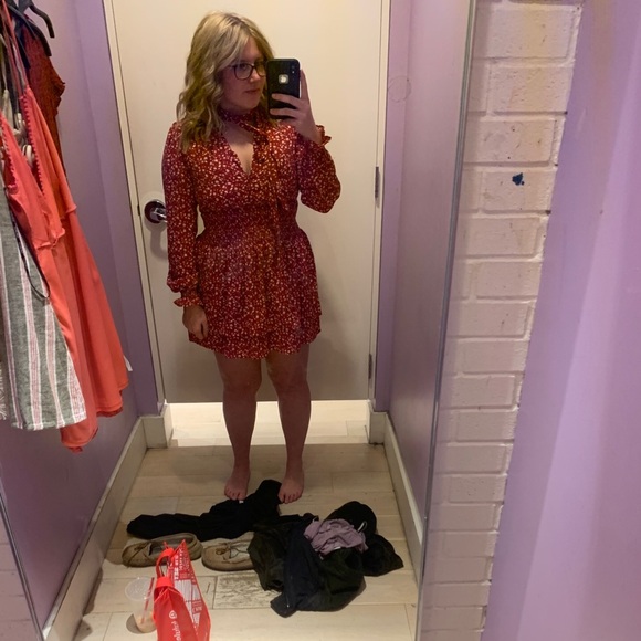 Red Floral Neck Piece Ruched Dress - Picture 6 of 7